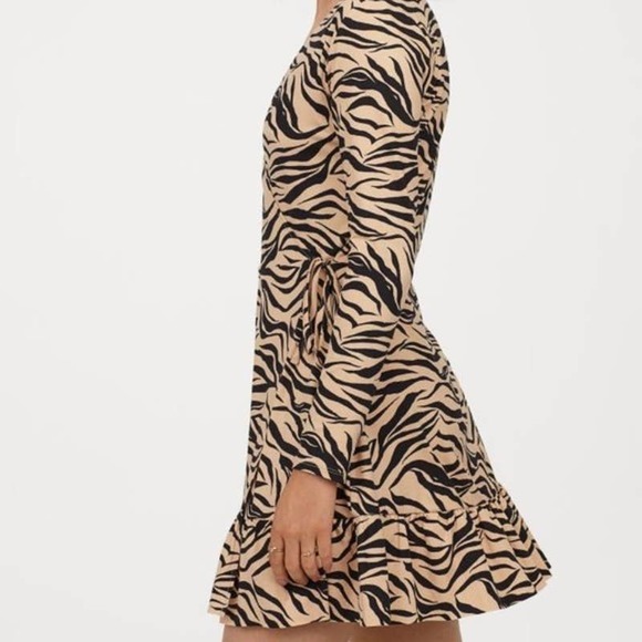 H&M Long Sleeve V-Neck Tiger Stripe Print Mini Wrap Dress Size Small - Picture 2 of 10
